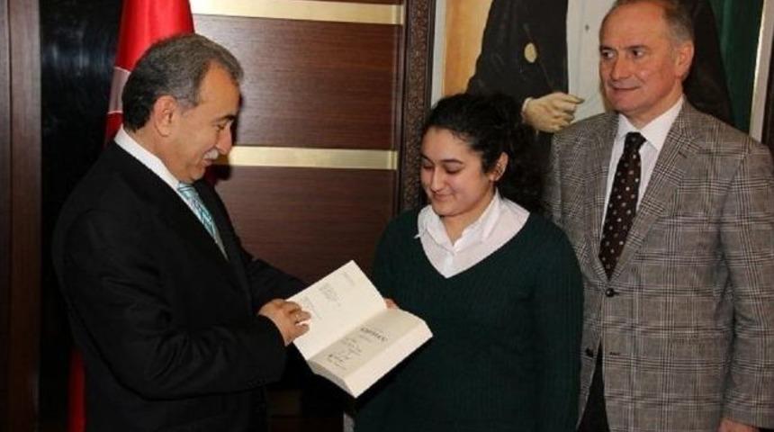 Roman Yazarı 12&rsquo;inci Sınıf &Ouml;ğrencisi Bet&uuml;l Saray İlk Romanını Vali B&uuml;y&uuml;k&rsquo;e Hediye Etti