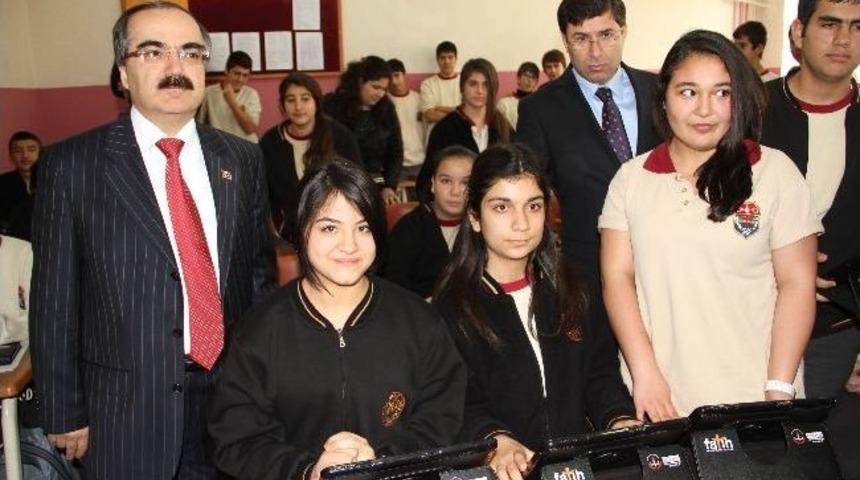 272 &Ouml;ğrenciye Tablet Bilgisayar Dağıtıldı