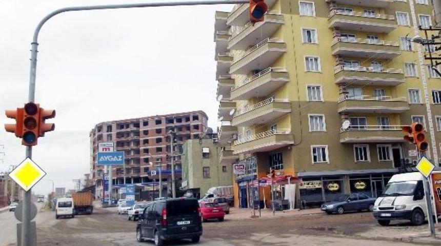 Silvan'da Yanmayan Trafik Işıkları Tehlikeye Neden Oluyor