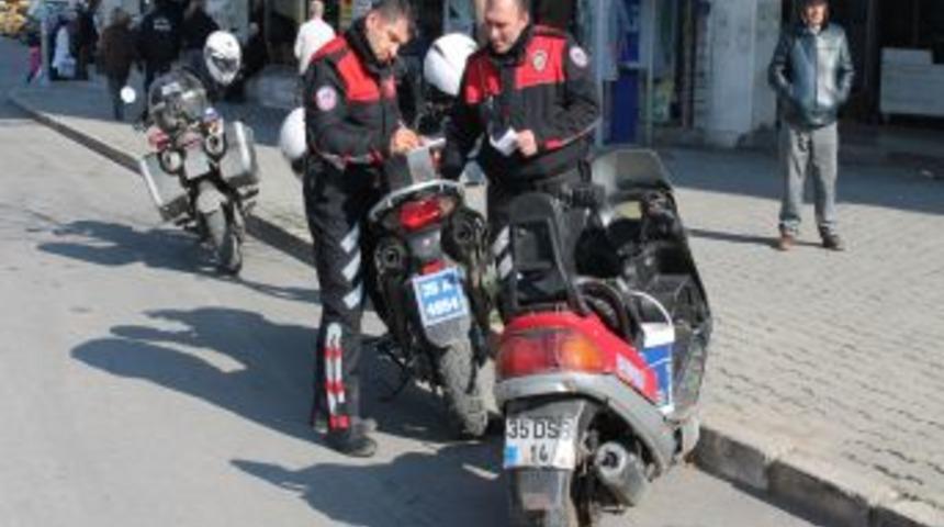 İzmir Polisi, Bir Ayda 3 Bin 100 S&uuml;r&uuml;c&uuml;ye Trafik Cezası Kesti