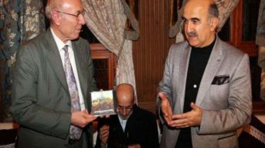 Başkanın &Ccedil;erkezlere Hediyesi Sarıkamış Şehitleri I&ccedil;in Yakılan Ağıtlar Oldu