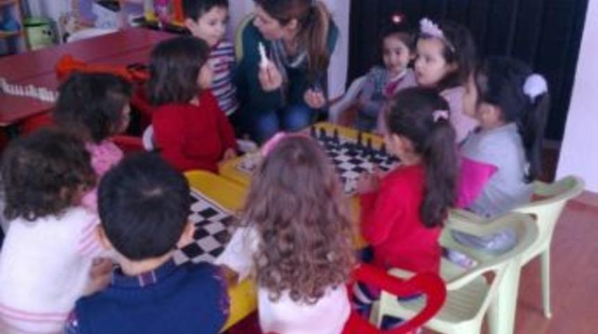 Adım Adım Satran&ccedil; &Ouml;ğreniyorlar