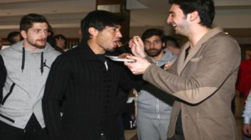 Beşiktaş'ta Cenk G&ouml;nen&rsquo;e Doğum G&uuml;n&uuml; Pastası