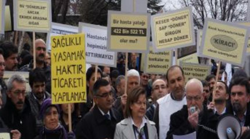 Sağlık &Ccedil;alışanlarından Meclis &Ouml;n&uuml;nde Protesto