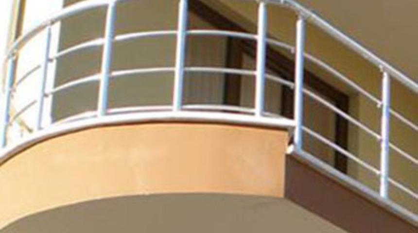 Balkondan girip kuzenini taciz etti