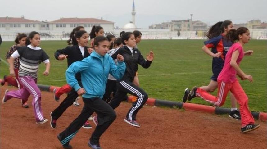 Gen&ccedil; Atletler Kıyasıya Yarıştı