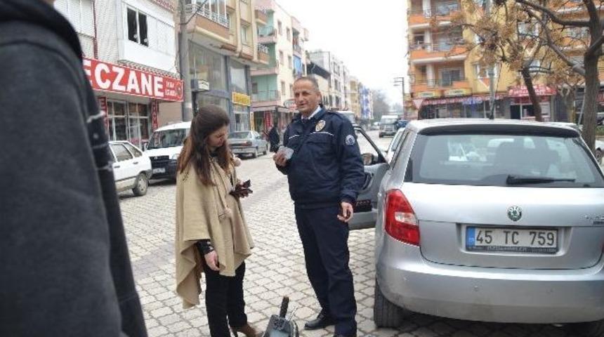 Motosiklet Park Halindeki Araca &Ccedil;arptı