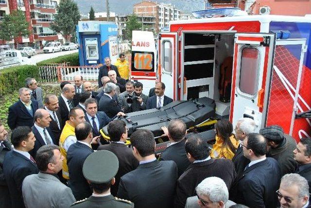 Ambulansların Kurdelesini Köylülerle Birlikte Kestiler