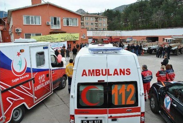 Ambulansların Kurdelesini Köylülerle Birlikte Kestiler