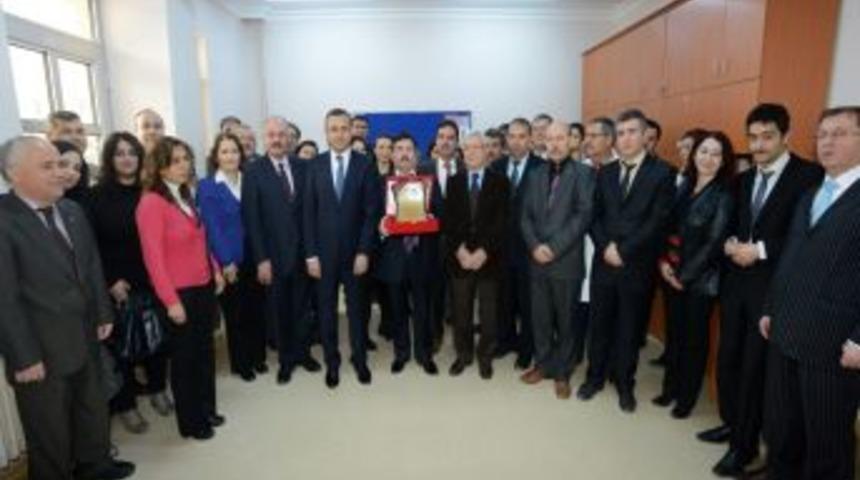 Denizli Valisi Demir Hayırsever Işadamına Plaket Verdi