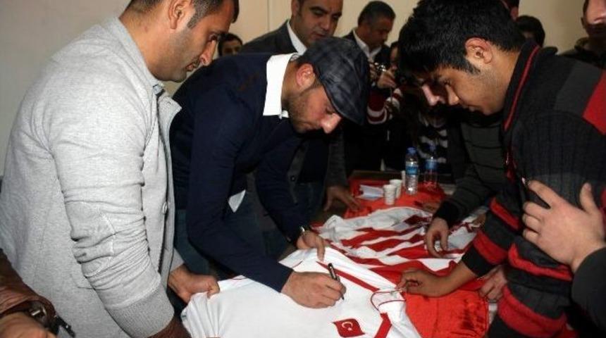 Sivassporlu Futbolcular &Ouml;ğrencilerle S&ouml;yleşide Buluştu