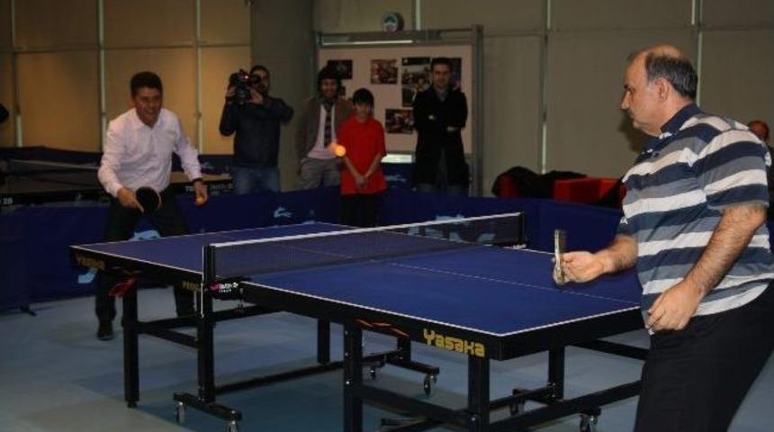 Başkan Bekir Yıldız Ve Federasyon Başkanı Oktay &Ccedil;imen Masa Tenisi Ma&ccedil;ı Yaptı