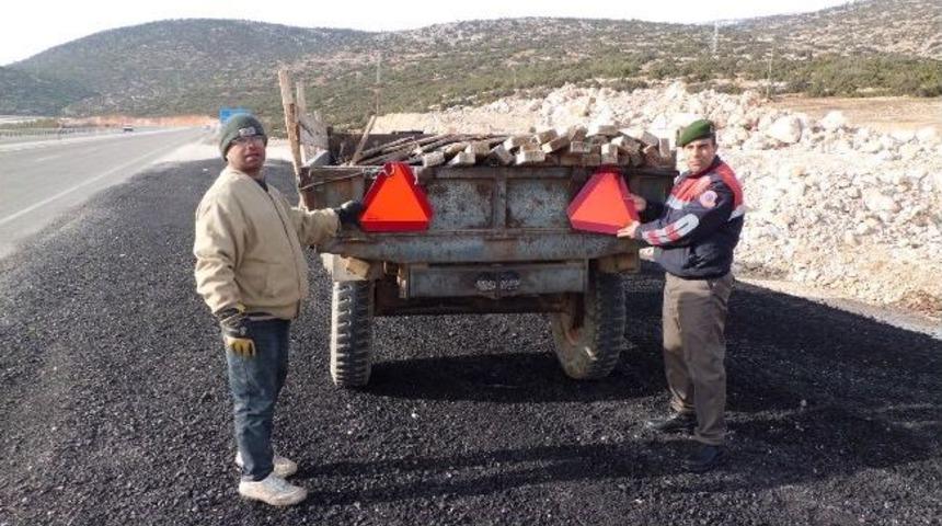 Jandarma Traktör Sürücülerine Reflektör Dağıttı