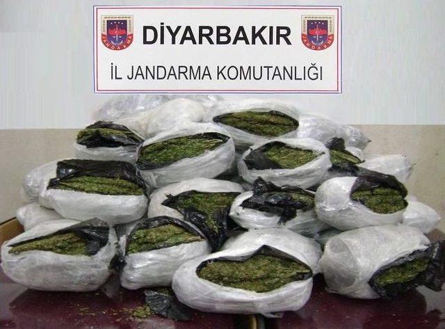 Diyarbakır’da Esrar Ve Kaçak Sigara Ele Geçirildi