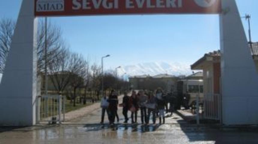 &Ouml;ğrencilerden Sevgi Evlerine Ziyaret