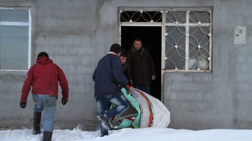 “berfo Ana” İçin Köyünde Taziye Çadırı Kuruldu