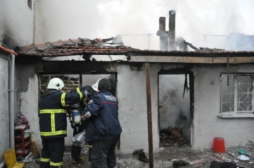 Evleri G&ouml;zlerinin &Ouml;n&uuml;nde K&uuml;l Oldu