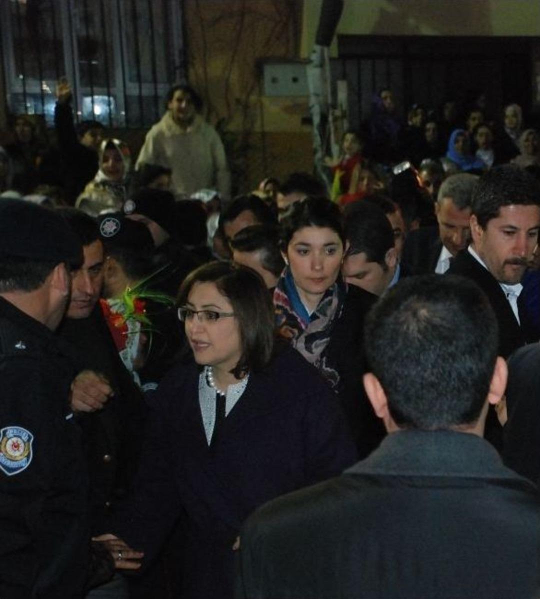 B&uuml;rokratlar İzdihamın Ortasında Kaldı