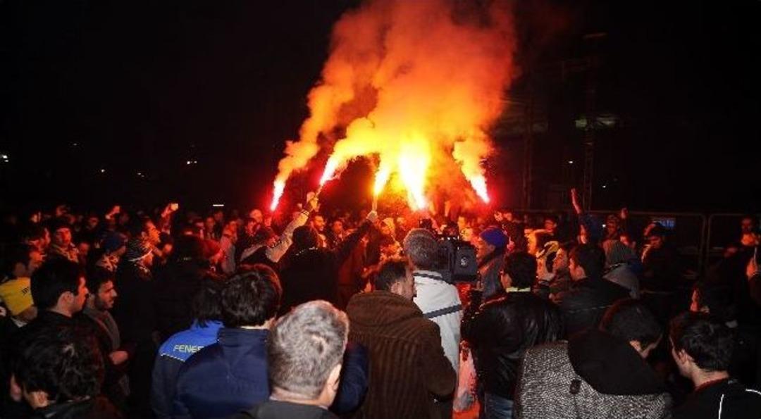 Fenerbah&ccedil;e Taraftarı, Takımını Yalnız Bırakmadı