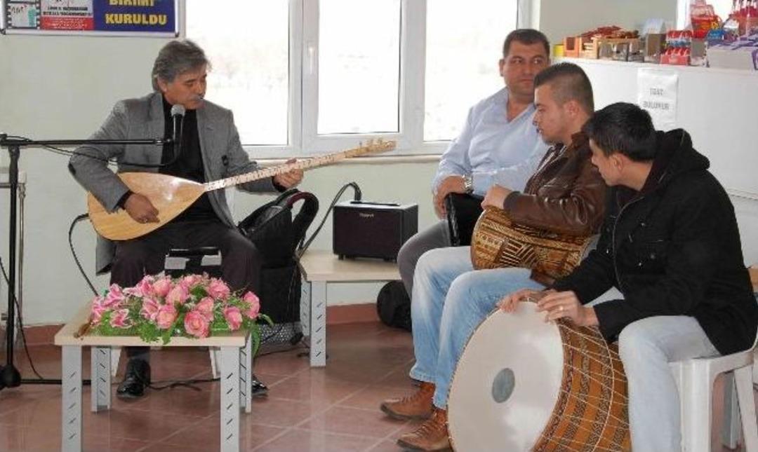 45 Diyaliz Hastası T&uuml;rk&uuml;lerle Coştu