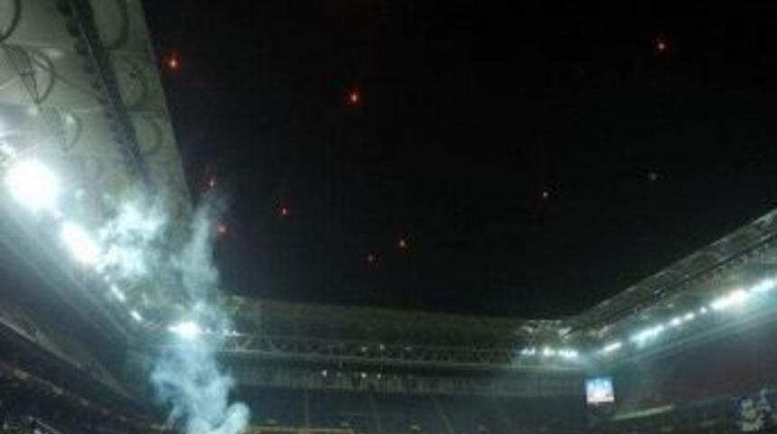 Cezalı Fenerbah&ccedil;e Taraftarı "kaldırım"ı Yaktı