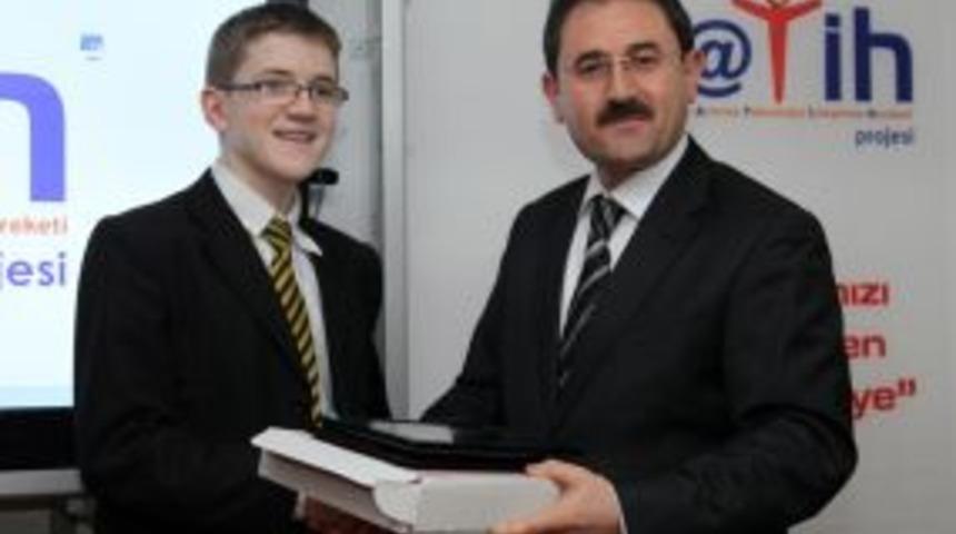 Vali Sabri Başköy öğrencilere tablet bilgisayar dağıttı