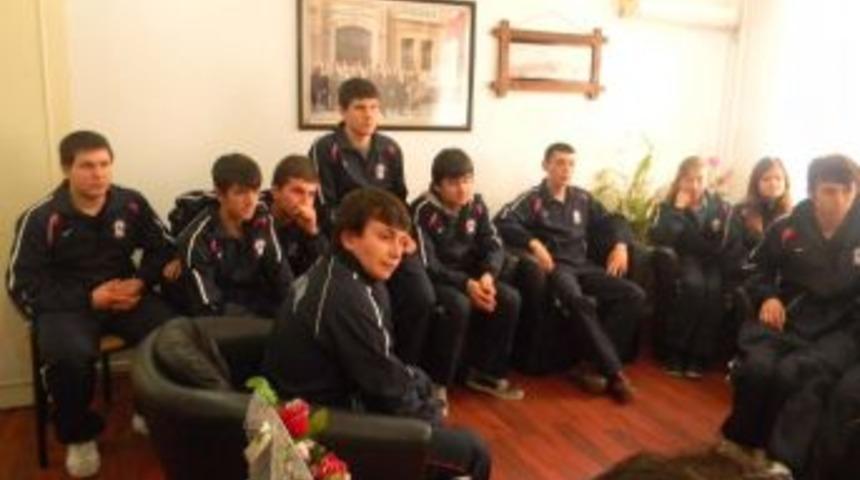 Başarılı Sporcularından İl&ccedil;e Milli Eğitim M&uuml;d&uuml;r&uuml;ne Ziyaret