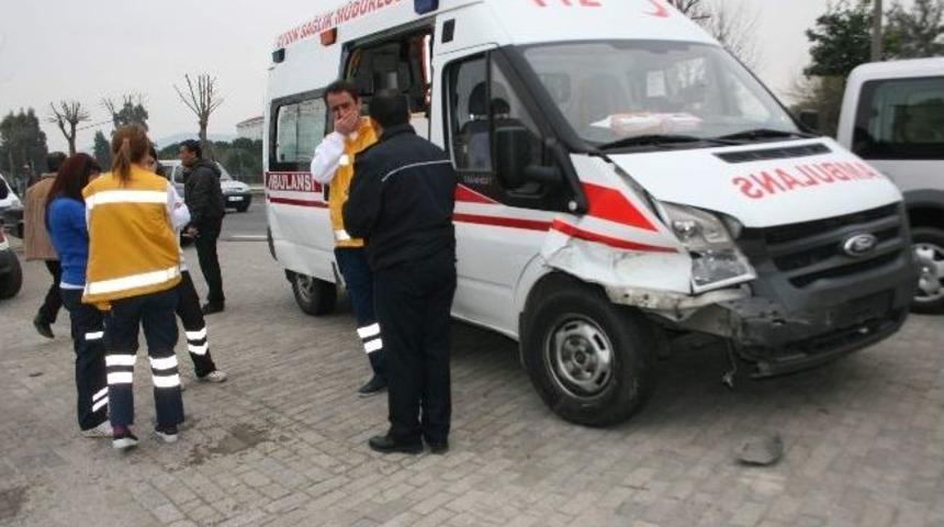 Aydın&rsquo;da Ambulans Kazası Hafif Atlatıldı