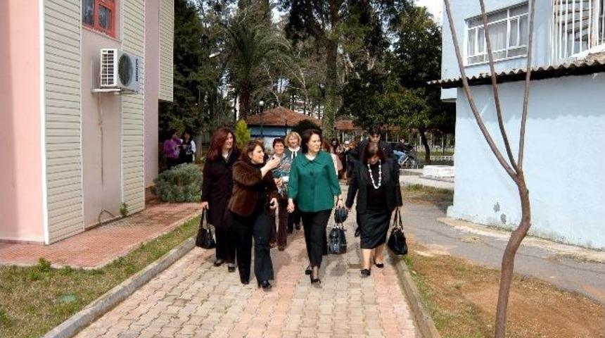 G&ouml;n&uuml;l El&ccedil;ileri &lsquo;sevgi Evleri&rsquo;ni Ziyaret Etti