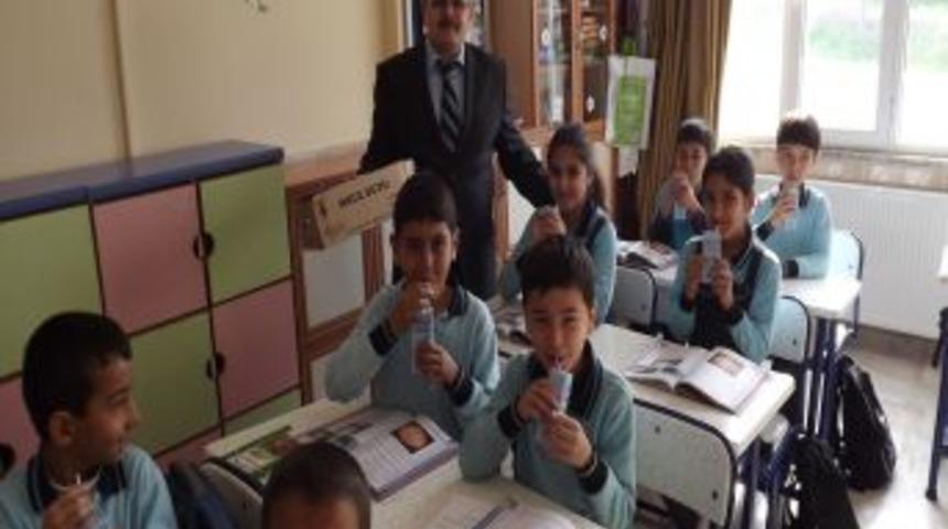 Mutlu &Ouml;ğrencilere S&uuml;t Dağıtıldı