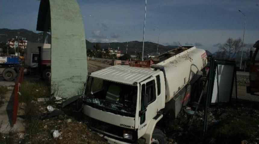 Tanker, Halat Kopunca Yolcu Durağını Devirdi
