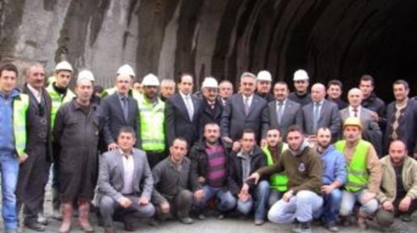 G&uuml;mr&uuml;k Ve Ticaret Bakanı Hayati Yazıcı Cankurtaran T&uuml;neli İnşaatında İncelemelerde Bulundu