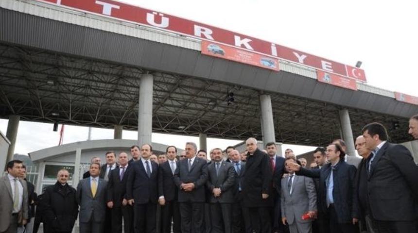 Bakan Hayati Yazıcı Sarp Sınır Kapısı’nda İncelemelerde Bulundu