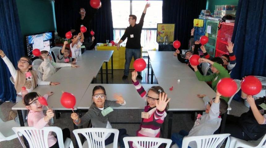 Bilim At&ouml;lyeleri &Ccedil;ocuklarla Buluştu