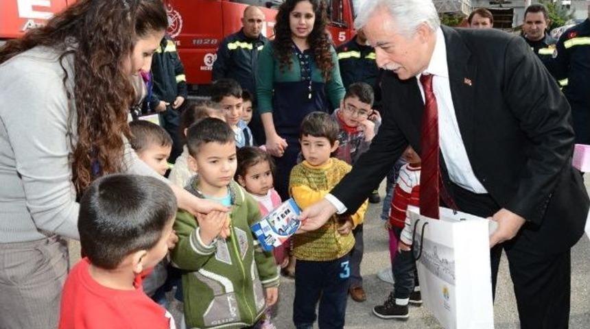 G&ouml;n&uuml;ll&uuml; Minik İtfaiyeciler