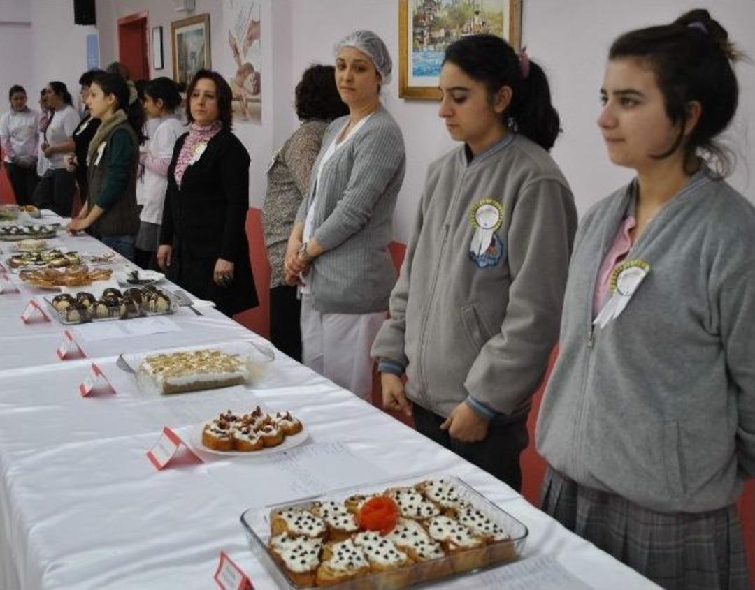 Bayat Ekmekler Yemek Ve Tatlı Olarak Mutfağa Geri D&ouml;nd&uuml;