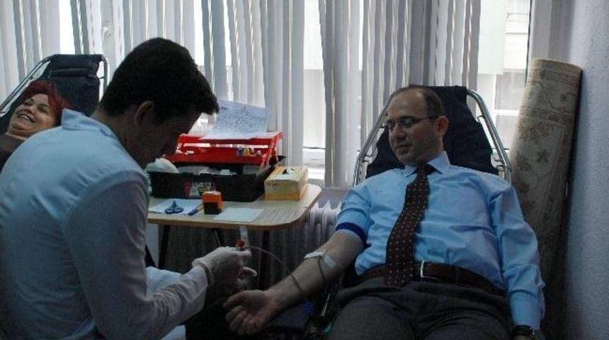 Merzifon Kaymakamlığı Personelinden Kızılay&rsquo;a Kan Desteği