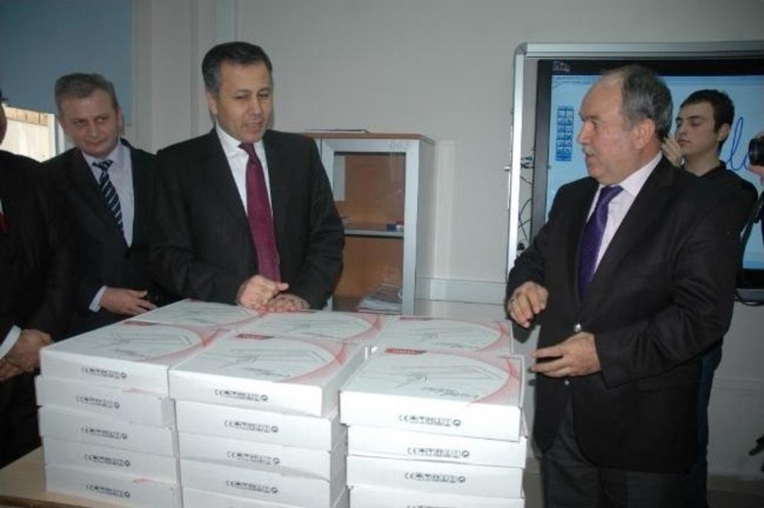 Vali Yerlikaya, Okulda Tablet Bilgisayar Dağıttı