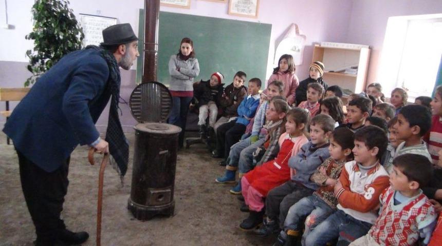 Tiyatro, K&ouml;y &Ccedil;ocuklarının Ayağına Gidiyor