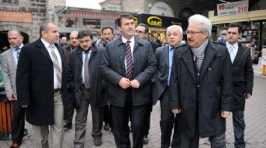 Ulucami Caddesi'nde Cephe Ve Zemin Yenileniyor