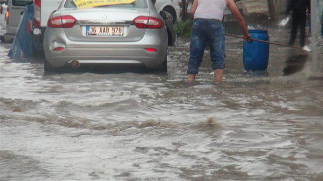 Kars'ta aniden bastıran yağmur, cadde ve sokakları göle çevirdi