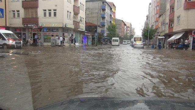 Kars'ta aniden bastıran yağmur, cadde ve sokakları göle çevirdi