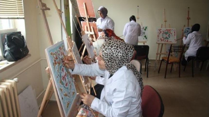 Bing&ouml;ll&uuml; Bayanlar Nakkaşlık Kursunda