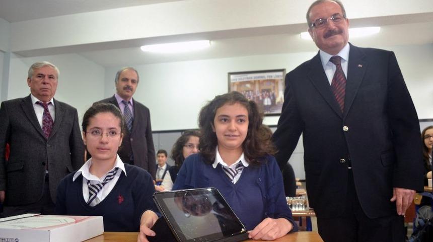 Kahramanmaraş&rsquo;ta &Ouml;ğrencilere Tablet Bilgisayar Dağıtıldı