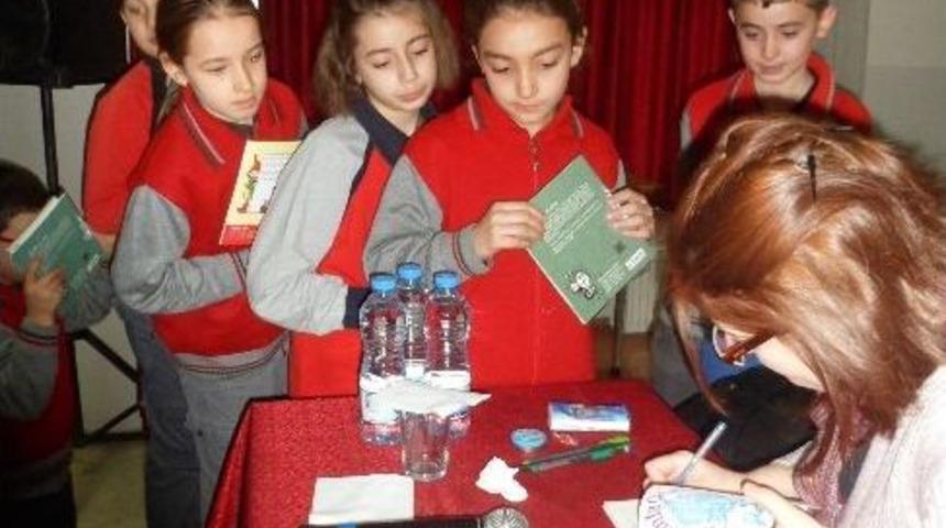 Yazar Ateş, Namık Kemal İlk&ouml;ğretim Okulunda İmza G&uuml;n&uuml;ne Katıldı