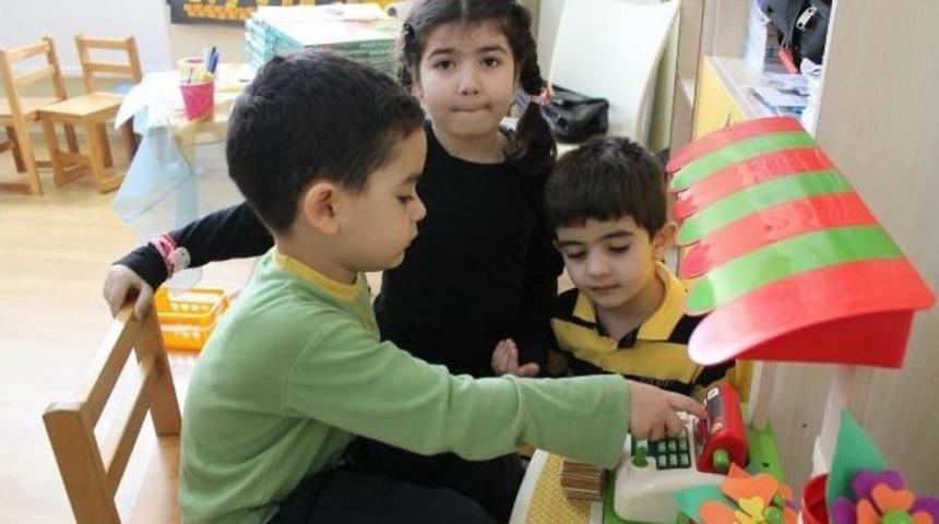 Suriyeli &Ccedil;ocuklar Oynayarak Savaşı Unutuyor