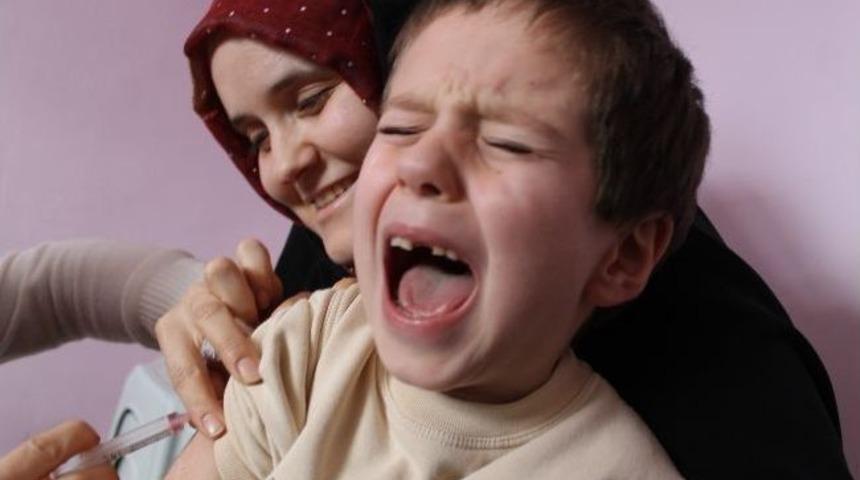 Ana Okulu &Ouml;ğrencileri Ve Askerlere Kızamık Aşısı