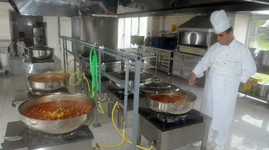 Aşevinden Yıl Boyu Sıcak Yemek Hizmeti