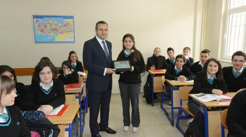 Denizli'de &Ouml;ğrencilere Tablet Bilgisayar Dağıtıldı