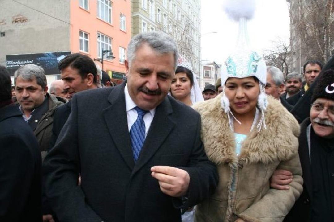 Kars'ta 8. Uluslararası Aşıklar Bayramı Başladı